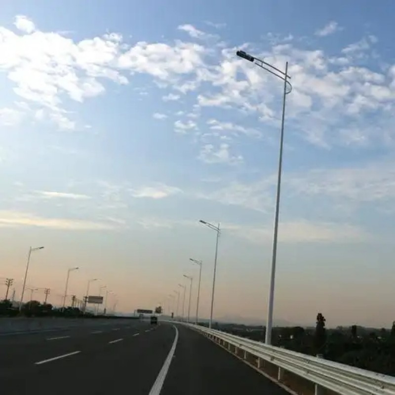 道路太陽能路燈與市電路燈的優缺點